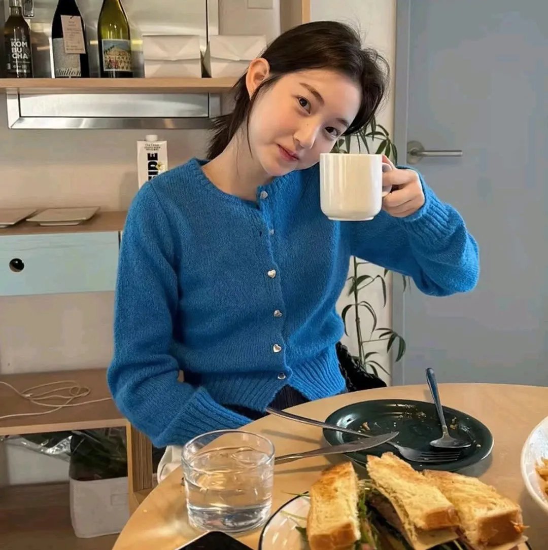坐在酒吧里吃蛋糕